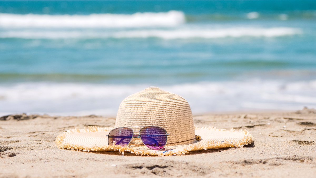 Did you know that your sun cream may contain harmful ingredients known as UV filters? 🤔🧴 Many UV filters are endocrine disrupting chemicals which can influence your breast cancer risk. Buying mineral sunscream alternatives can reduce your exposure to harmful chemicals.