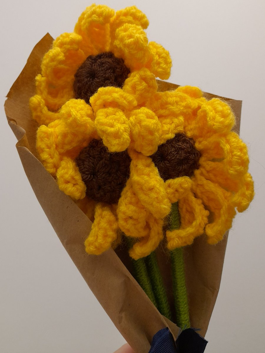 ParkMains Library (@parkmainshslib) on Twitter photo A beautiful gift today from an S6 leaving today. Crocheted sunflowers. Also a few in PMHS remembered that I am in my other school at the end of the week on their last day, so brought in their shirts to be signed by me and other staff in that position. <a href="/theparkmains/">Park Mains High</a> A beautiful gift today from an S6 leaving today. Crocheted sunflowers. Also a few in PMHS remembered that I am in my other school at the end of the week on their last day, so brought in their shirts to be signed by me and other staff in that position. <a href="/theparkmains/">Park Mains High</a>