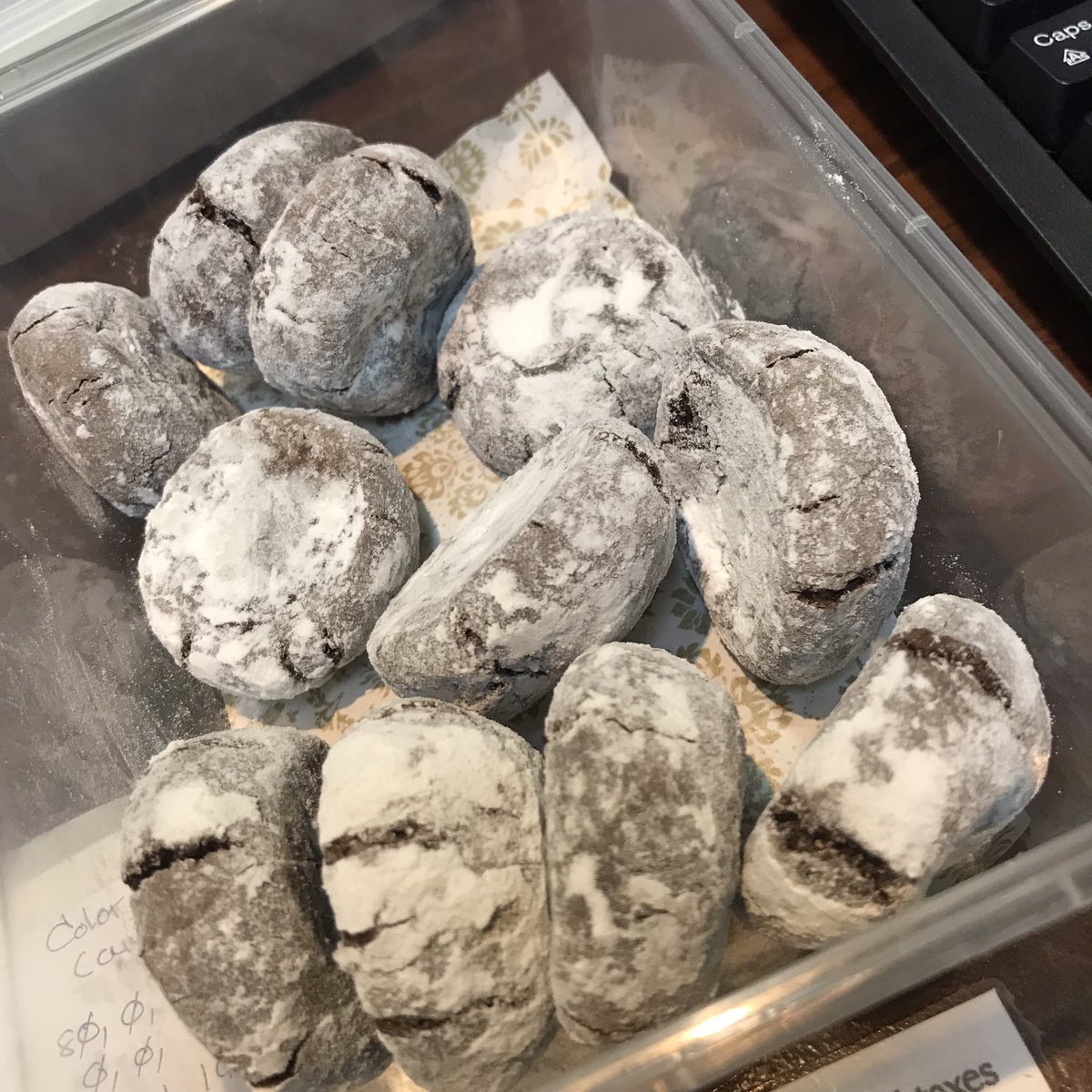 Chewy crinkles via Cowrie Grill (Php131 for 12 pcs) (10/10)

#foodamnph #foodamn #foodamnphilippines 
#eatwithyoureyes #worklunchbox #foodamnphilippinesworklunchbox  #manilahotellunch #manilahotelfoodies #deliconspiracy #cowriegrill #cowriegrillchocolatecrinkles #sanjuanfoodies