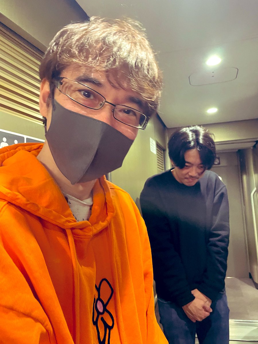 yukolin78's tweet photo. 京都フィルとのリハ北山場さんと綿密に行い西宮もまた楽しくなりそうだと話した挙句何故か🚄で謎の空気を醸し出すオレンジ色の男性オレンジ目立つねん移動中目立つねん。そして何故か謝罪ムードのマネF氏。※ツアー中のオフショットは全て許可済み全てはゴスファンの皆様に捧げる為　#ゴスペラーズ https://t.co/xm6Qi1m3p3