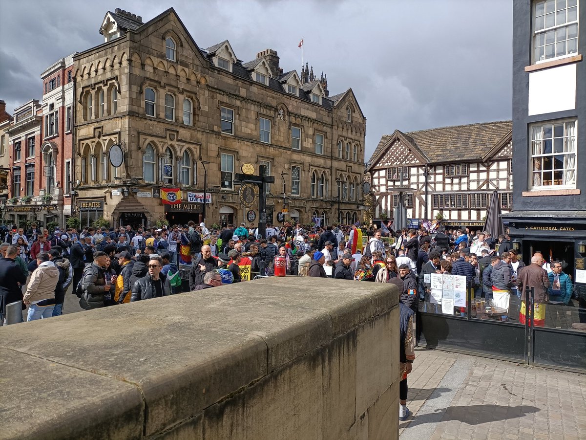 Jeremy_Talbot's tweet photo. A Manchester, rassemblement de supporters du Real Madrid avec bière, soleil, chants et photos souvenir avec la police https://t.co/5WPfb6xXXm