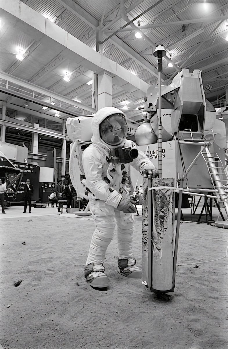 Neil Armstrong deploys the TV antenna mast during EVA training for the #Apollo11 mission to the moon April 18, 1969 at Manned Spacecraft Center, Houston, Texas. 

contactlight.de
forallmankind.de