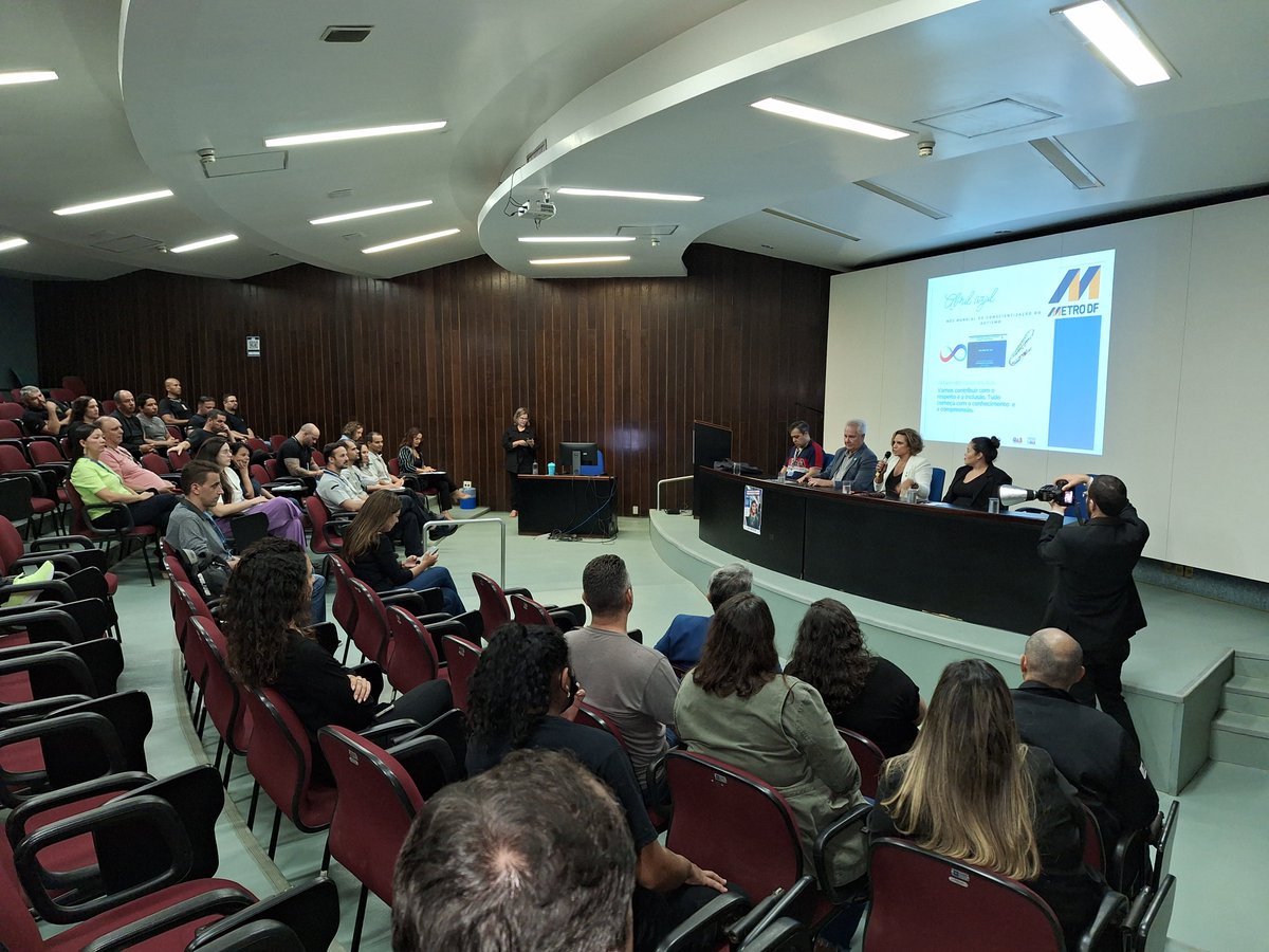 metrodfoficial's tweet image. 🚇 O @metrodfoficial reuniu empregados em uma palestra com integrantes da Comissão em Defesa dos Direitos dos Autistas da OAB-DF para um treinamento para compreender melhor as características e as necessidades dos autistas. 
#abrilazul #metrodf #tea #autista #autismobr