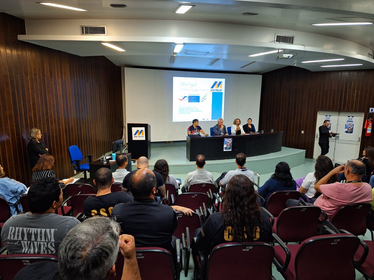 metrodfoficial's tweet image. 🚇 O @metrodfoficial reuniu empregados em uma palestra com integrantes da Comissão em Defesa dos Direitos dos Autistas da OAB-DF para um treinamento para compreender melhor as características e as necessidades dos autistas. 
#abrilazul #metrodf #tea #autista #autismobr