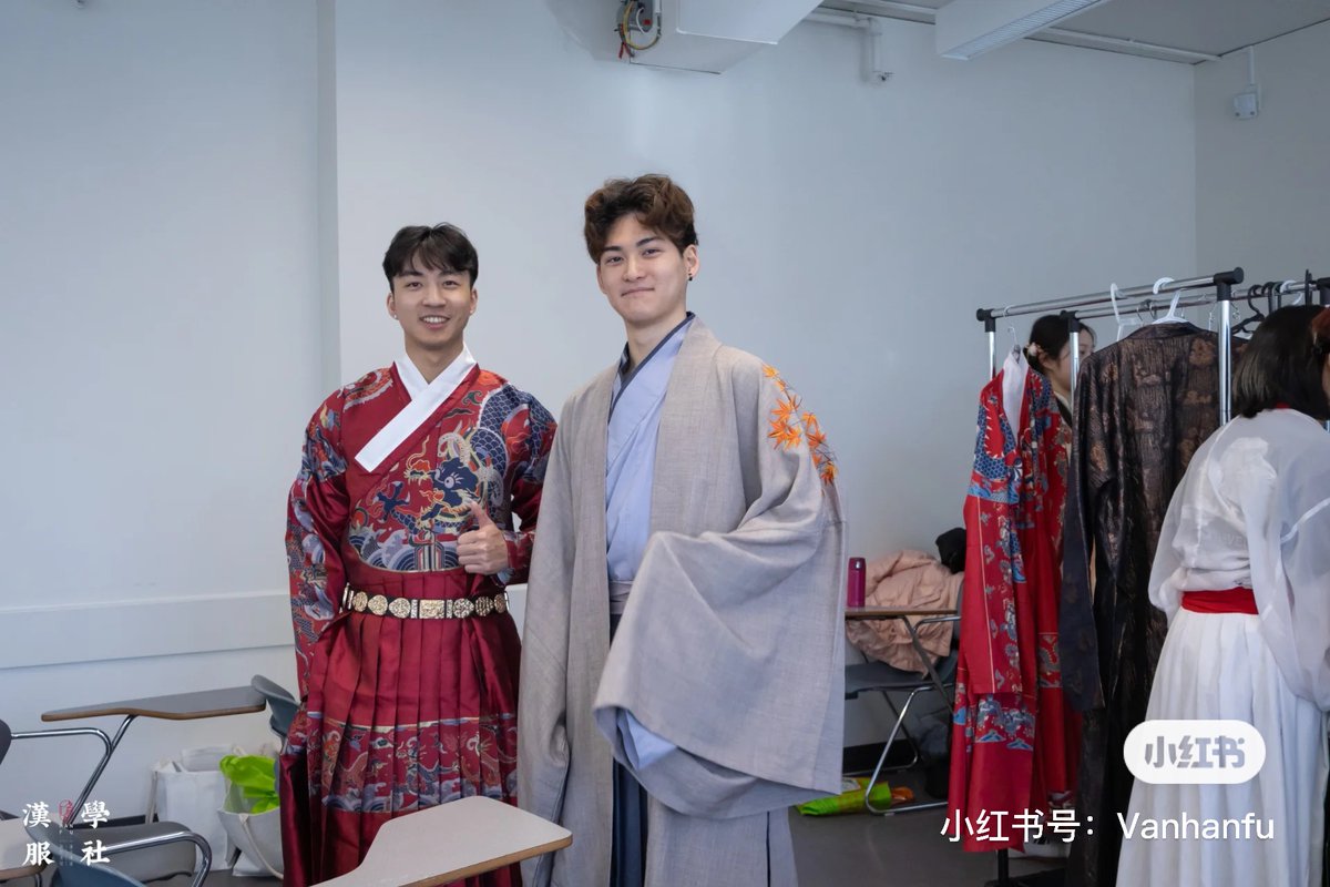 Originating from China, #Hanfu never ceases to amaze people from all over the world. Recently, #Vancouver Hanfu Culture Association @vanhanfu was invited to the University of British Columbia. It provides cherished opportunities for students to try on the Chinese attire.