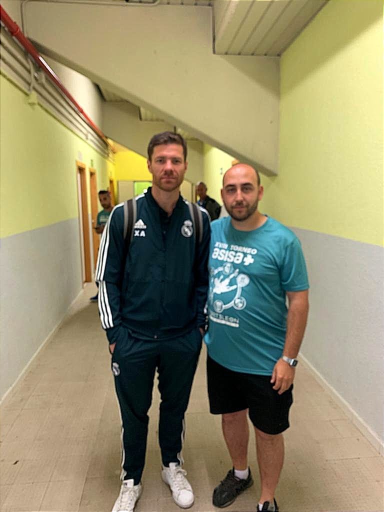 KikeValbu's tweet photo. El Bayer Leverkusen de @XabiAlonso campeón de la Bundesliga 🇩🇪 Enhorabuena mister 👏👏 https://t.co/cJv3ZwmpgO