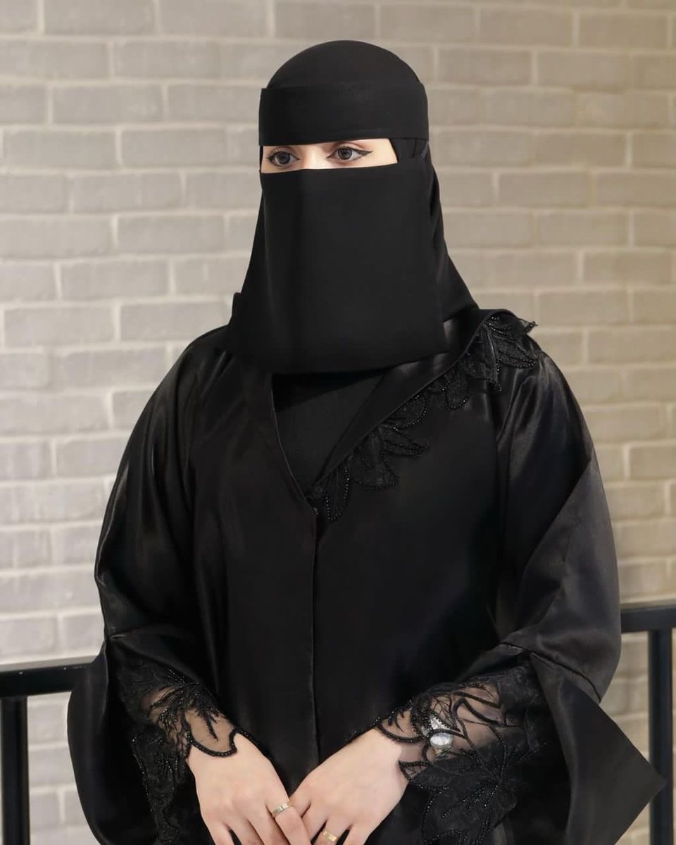 البساط الأحمدي .. مع احدً يغليناا
خير من ناسً نجالسهاا ولا نأمنهااا 🤌🏻