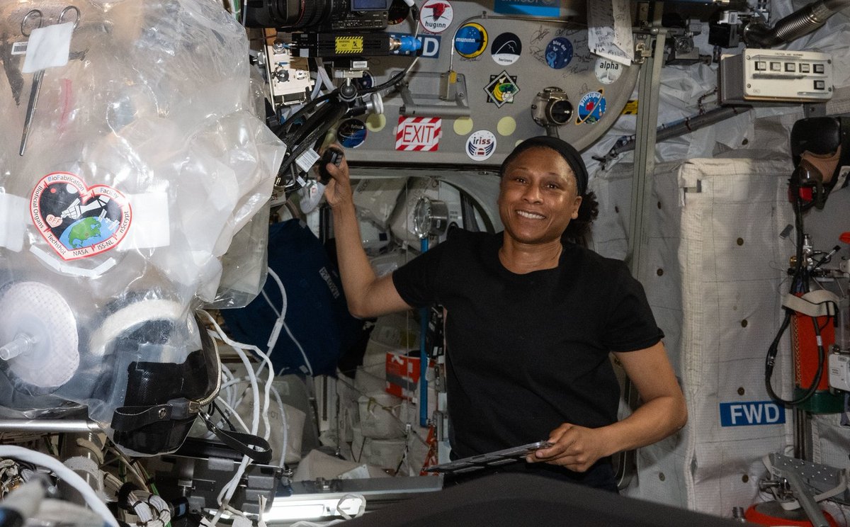 Ring, ring! The @Space_Station is calling! ☎️ Tune in tomorrow at 10 a.m. EDT as @NASA_Astronauts @Astro_Jeanette answers questions from Syracuse City Schools & Le Moyne College. Epps is an alumna of both organizations! Watch here: go.nasa.gov/3xFqwbt