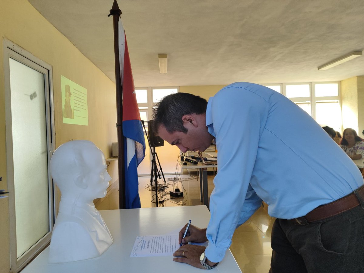 DatysCuba's tweet photo. 🖋En el marco de nuestro 17 aniversario los cuadros de DATYS firman el Código de Ética
🤝🏻Compromiso y dedicación distinguen a la Familia DATYS
💪Juntos por una digitalización segura
#datys #aniversariodatys #17Aniversario
@min https://t.co/Y02x3xNAWf