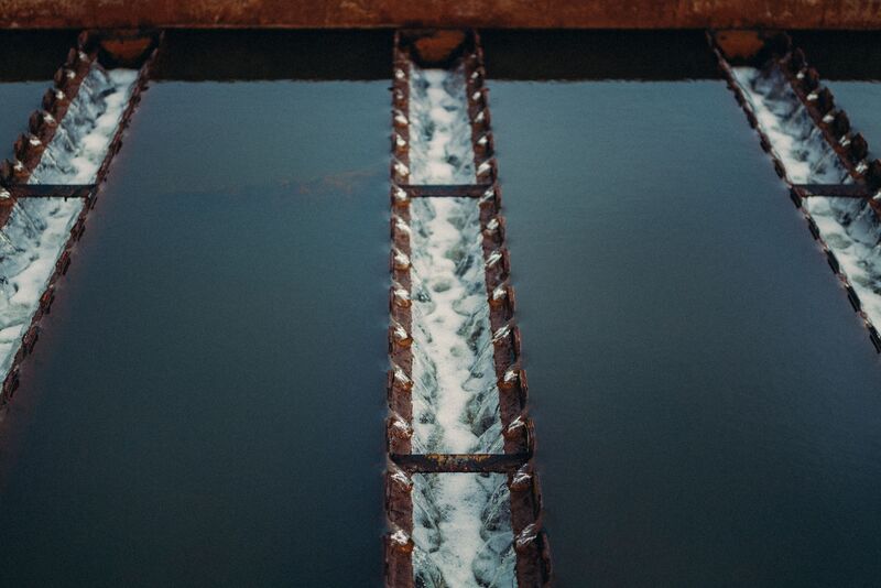 E_Brachlianoff's tweet photo. Des initiatives mondiales sont en cours pour surveiller et réglementer la présence de produits chimiques, connus sous le nom de #PFAS, dans l'#eau potable. L'état de la Science est en train d'établir de nouvelles normes et Veolia prend le sujet à bras-le-corps ! 💧

Alors que le Gouvernement américain 🇺🇸 vient d'émettre ses premières normes sur les PFAS dans l'eau, et que les autorités européennes 🇪🇺 prévoient de les intégrer systématiquement dans leurs contrôles en 2026, nous avons pris les devants.

➡️ En novembre dernier, nous avons lancé une vaste étude sur la présence de PFAS dans l'eau potable en #France, la première du genre et d'une telle ampleur. À ce jour, elle a été réalisée sur les 2/3 des sites de production d'eau que nous gérons, desservant 15 millions de Français, soit près d'1/4 de la population. 👫

➡️ Pour 99% des contrats, l'eau potable 🚰 est conforme aux nouvelles normes PFAS. Pour les quelques contrats qui ont présenté des dépassements de limite de qualité, Veolia a averti immédiatement l’ARS et les collectivités, et proposé des plans d’actions sur mesure pour dresser le bon diagnostic et mettre en place le traitement adapté.

➡️ La technologie de traitement de l'eau a tellement progressé chez Veolia ces dernières années, notamment grâce à des projets menés aux Etats-Unis et en Australie, que nous savons déjà comment combattre efficacement la présence de PFAS dans l'eau ou les sols grâce à des technologies à base de charbon actif et de membranes.

C'est une nouvelle étape dans l'histoire de la découverte et du traitement des polluants, en phase avec les progrès scientifiques, une histoire séculaire qui nous a déjà permis de mieux contrôler les nitrates, les pesticides et d'autres contaminants.

🔗 https://t.co/osJ1drhew3