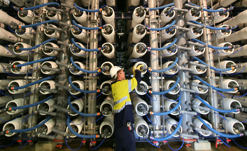 E_Brachlianoff's tweet photo. Des initiatives mondiales sont en cours pour surveiller et réglementer la présence de produits chimiques, connus sous le nom de #PFAS, dans l'#eau potable. L'état de la Science est en train d'établir de nouvelles normes et Veolia prend le sujet à bras-le-corps ! 💧

Alors que le Gouvernement américain 🇺🇸 vient d'émettre ses premières normes sur les PFAS dans l'eau, et que les autorités européennes 🇪🇺 prévoient de les intégrer systématiquement dans leurs contrôles en 2026, nous avons pris les devants.

➡️ En novembre dernier, nous avons lancé une vaste étude sur la présence de PFAS dans l'eau potable en #France, la première du genre et d'une telle ampleur. À ce jour, elle a été réalisée sur les 2/3 des sites de production d'eau que nous gérons, desservant 15 millions de Français, soit près d'1/4 de la population. 👫

➡️ Pour 99% des contrats, l'eau potable 🚰 est conforme aux nouvelles normes PFAS. Pour les quelques contrats qui ont présenté des dépassements de limite de qualité, Veolia a averti immédiatement l’ARS et les collectivités, et proposé des plans d’actions sur mesure pour dresser le bon diagnostic et mettre en place le traitement adapté.

➡️ La technologie de traitement de l'eau a tellement progressé chez Veolia ces dernières années, notamment grâce à des projets menés aux Etats-Unis et en Australie, que nous savons déjà comment combattre efficacement la présence de PFAS dans l'eau ou les sols grâce à des technologies à base de charbon actif et de membranes.

C'est une nouvelle étape dans l'histoire de la découverte et du traitement des polluants, en phase avec les progrès scientifiques, une histoire séculaire qui nous a déjà permis de mieux contrôler les nitrates, les pesticides et d'autres contaminants.

🔗 https://t.co/osJ1drhew3