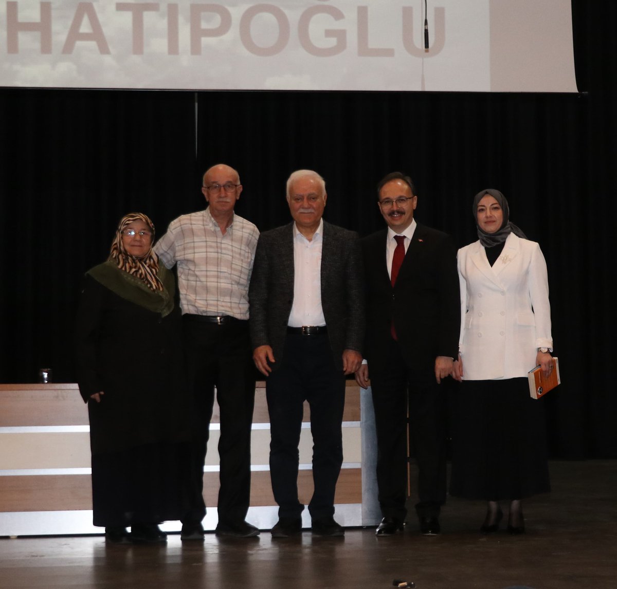 SiirtValiligi's tweet photo. Yazar Prof. Nihat Hatipoğlu, söyleşisi ve imza gününde kitapseverlerle buluştu.
 
Valimiz Sn. @Dr_KemalKzlkaya ve Hanımefendi Nurten Kızılkaya da etkinlikte yer aldı. 📚🎤✍️ 
 
📍İl Milli Eğitim Müdürlüğü Konferans Salonu
 
#ÇocuklarOkusunDiye ����
#9SiirtKitapFuarı 📚
#SiirtEğitimKenti👨‍🏫
#SiirtOkuyor📕
#Siirt