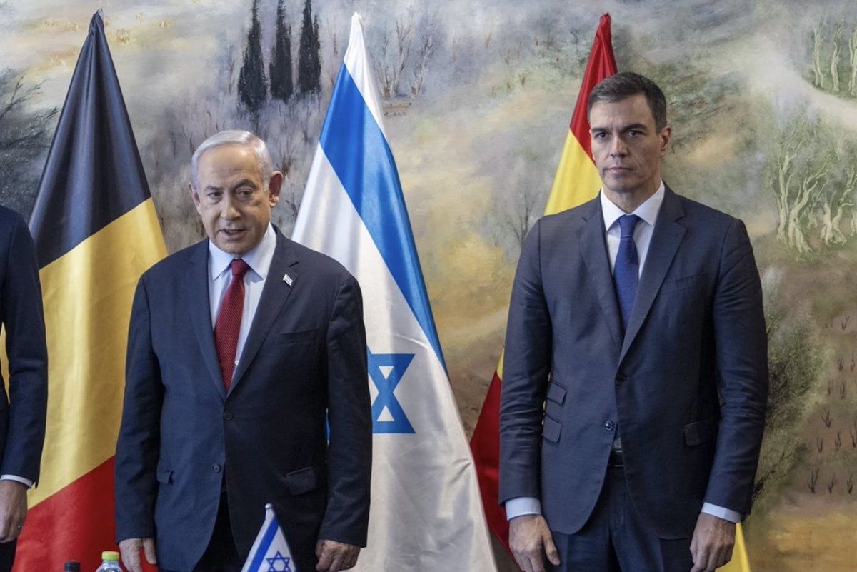 El gobierno israelí 🇮🇱 habla de Pedro Sánchez 🇪🇸 como un “líder extremadamente débil” sin “brújula moral” El ministro de Israel para Combatir el Antisemitismo describe al presidente español 🇪🇸 así durante la conferencia de prensa en Bruselas 🇪🇺 ↘️ electomania.es/el-gobierno-is…
