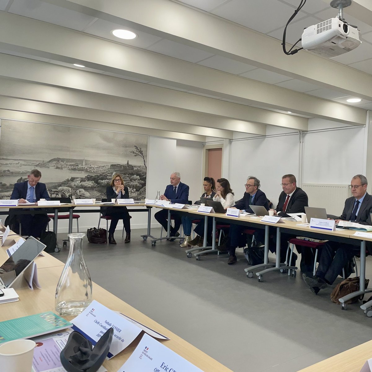 avocatsarras's tweet image. Nouvelle participation des #Avocats d’#Arras, par le biais de Sophie David, vice-Bâtonnier, à la réunion du #CLAV en présence notamment de différents services de l’Etat et d’associations.
Car on n’en fera jamais trop contre les #violencesfaitesauxfemmes.