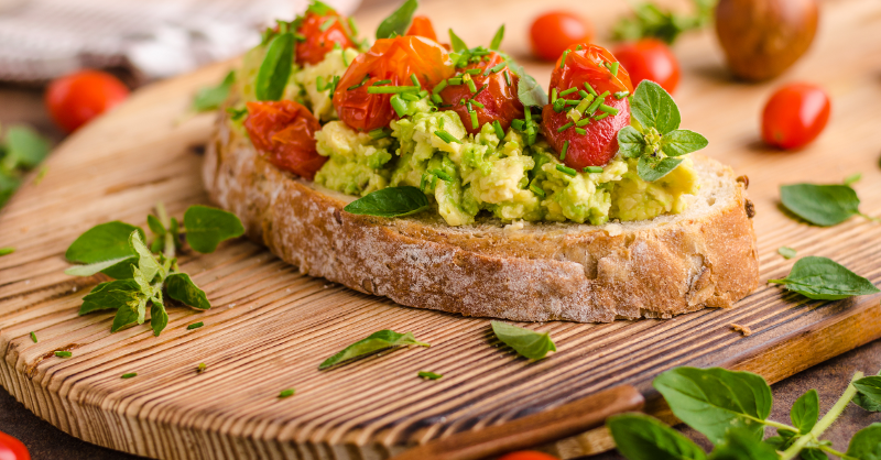 Take your avocado toast to the next level, with this #Vegan avocado, tomato and marmite on toast recipe 🌱👉veganuary.com/recipes/avocad…