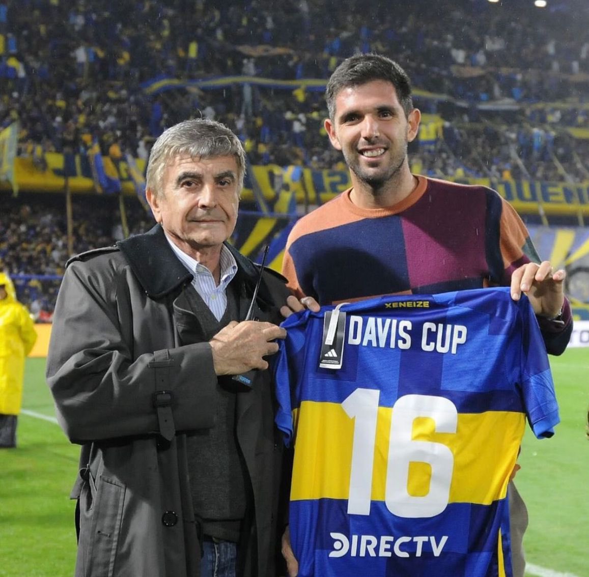 La Bombonera homenajeó a un campeón 💙💛 @FedeDelbonis estuvo presente en el partido entre Boca y Godoy Cruz. ¡El título de 2016 nunca se olvida 🇦🇷! #CopaDavis I @AATenis @BocaJrsOficial