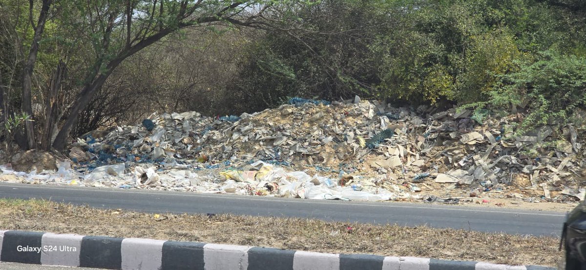 Deepak30640's tweet photo. This is the current situation of Delhi Faridabad road; dumping ground for builders, butchers, garbage collectors! Used to be a beautiful drive now stinks! Can we do something about it? https://t.co/Vt8bL0QTR2