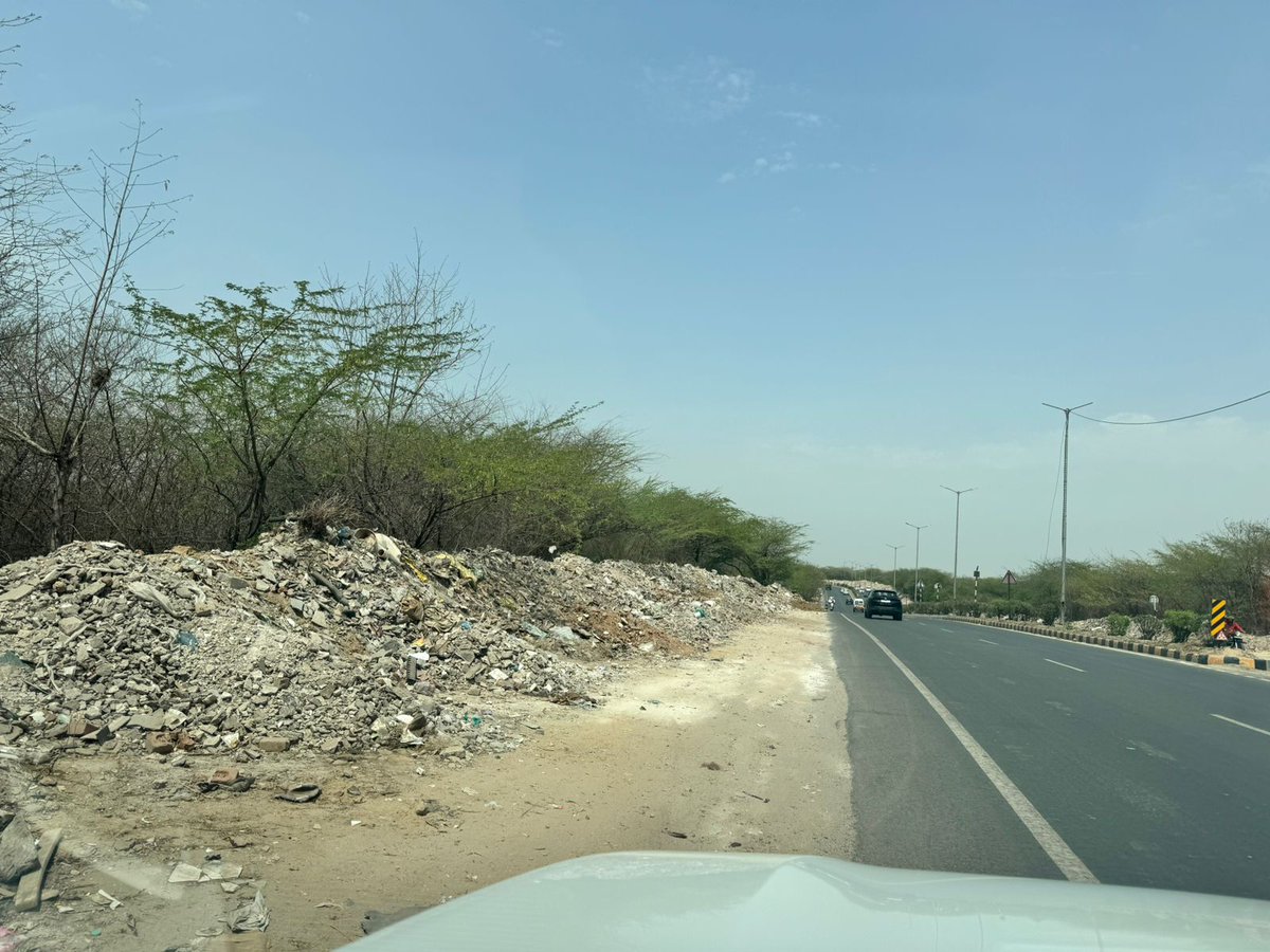 Deepak30640's tweet photo. This is the current situation of Delhi Faridabad road; dumping ground for builders, butchers, garbage collectors! Used to be a beautiful drive now stinks! Can we do something about it? https://t.co/Vt8bL0QTR2