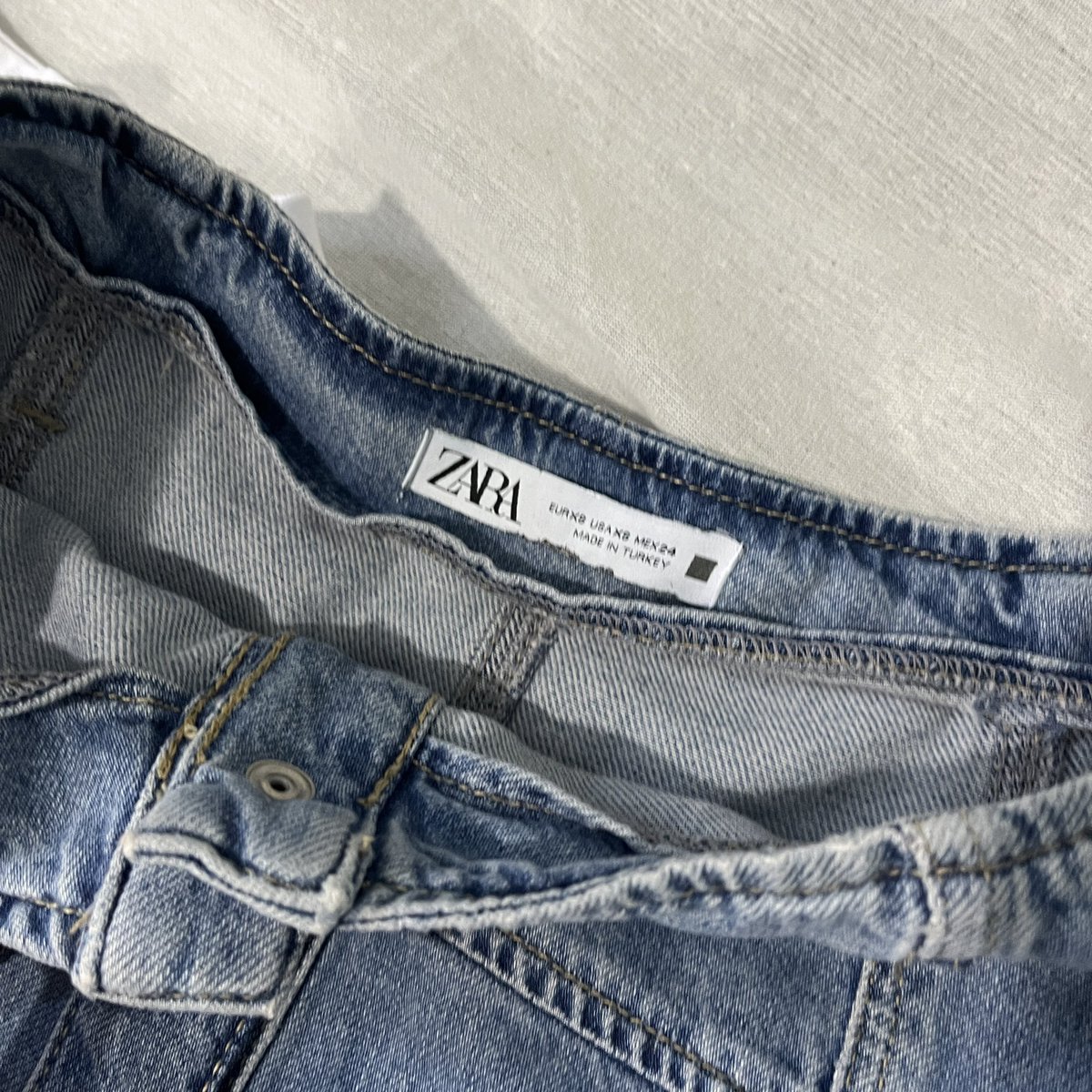 rnx1908's tweet photo. 🌻กระโปรงยีนส์ ยาว zara ผ่าหน้า สวยมาก
**ตำหนิไม่มี
เอว 26-27 ยาว 35
— 250. ฿

สนใจ CF ทัก DM. มาเลยค่ะ
💥สินค้าเป็นแบบมือสอง อาจจะมีตำหนิเล็กน้อยขอคนที่รับได้ค่ะ

#ส่งต่อเสื้อผ้า #ส่งต่อเสื้อผ้ามือสอง #ส่งต่อ  #เสื้อผ้ามือสอง #โล๊ะตู้ #โล๊ะตู้เสื้อผ้ามือสอง https://t.co/mEPcilsKwd