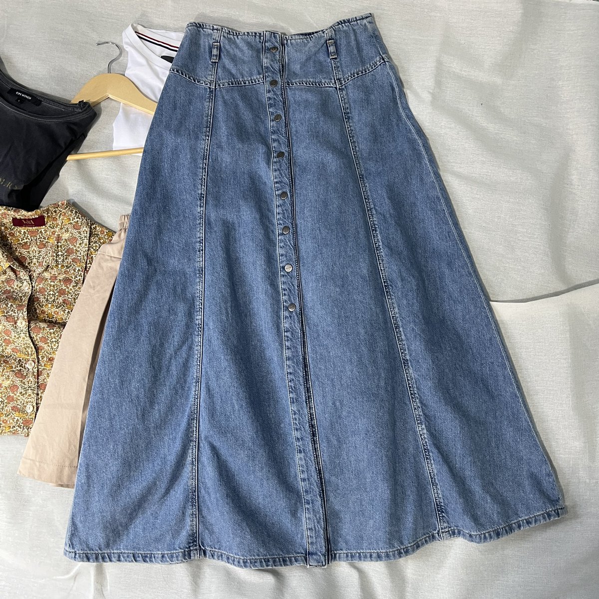 rnx1908's tweet photo. 🌻กระโปรงยีนส์ ยาว zara ผ่าหน้า สวยมาก
**ตำหนิไม่มี
เอว 26-27 ยาว 35
— 250. ฿

สนใจ CF ทัก DM. มาเลยค่ะ
💥สินค้าเป็นแบบมือสอง อาจจะมีตำหนิเล็กน้อยขอคนที่รับได้ค่ะ

#ส่งต่อเสื้อผ้า #ส่งต่อเสื้อผ้ามือสอง #ส่งต่อ  #เสื้อผ้ามือสอง #โล๊ะตู้ #โล๊ะตู้เสื้อผ้ามือสอง https://t.co/mEPcilsKwd