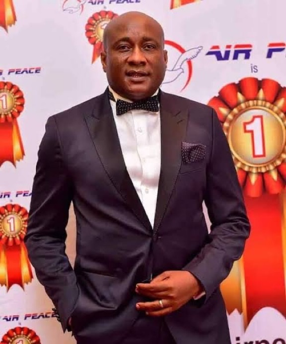 NigeriaStories's tweet photo. Two Nigerians 🇳🇬

With Air Peace he crashed flight price from N3.5 million to N800k.

With Dangote refinery he  crash diesel price from N1,800 to N1,000.

 👏👏👏 https://t.co/PNOGIenk50