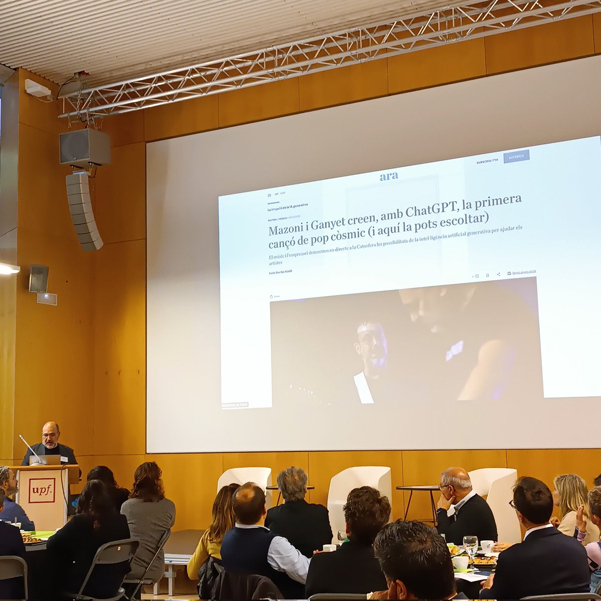 StorydataBcn's tweet photo. Hem esmorzat amb el Forum Social i Empresarial on hem après més sobre els biaixos de discriminació dels algorismes de selecció de personal amb @ChaToX, i que hem d'experimentar i equivocar-nos amb la IA amb @ganyet (learning by doing)
Gràcies @alumniUPF #nodeUPF https://t.co/5nbHZ0f5PD