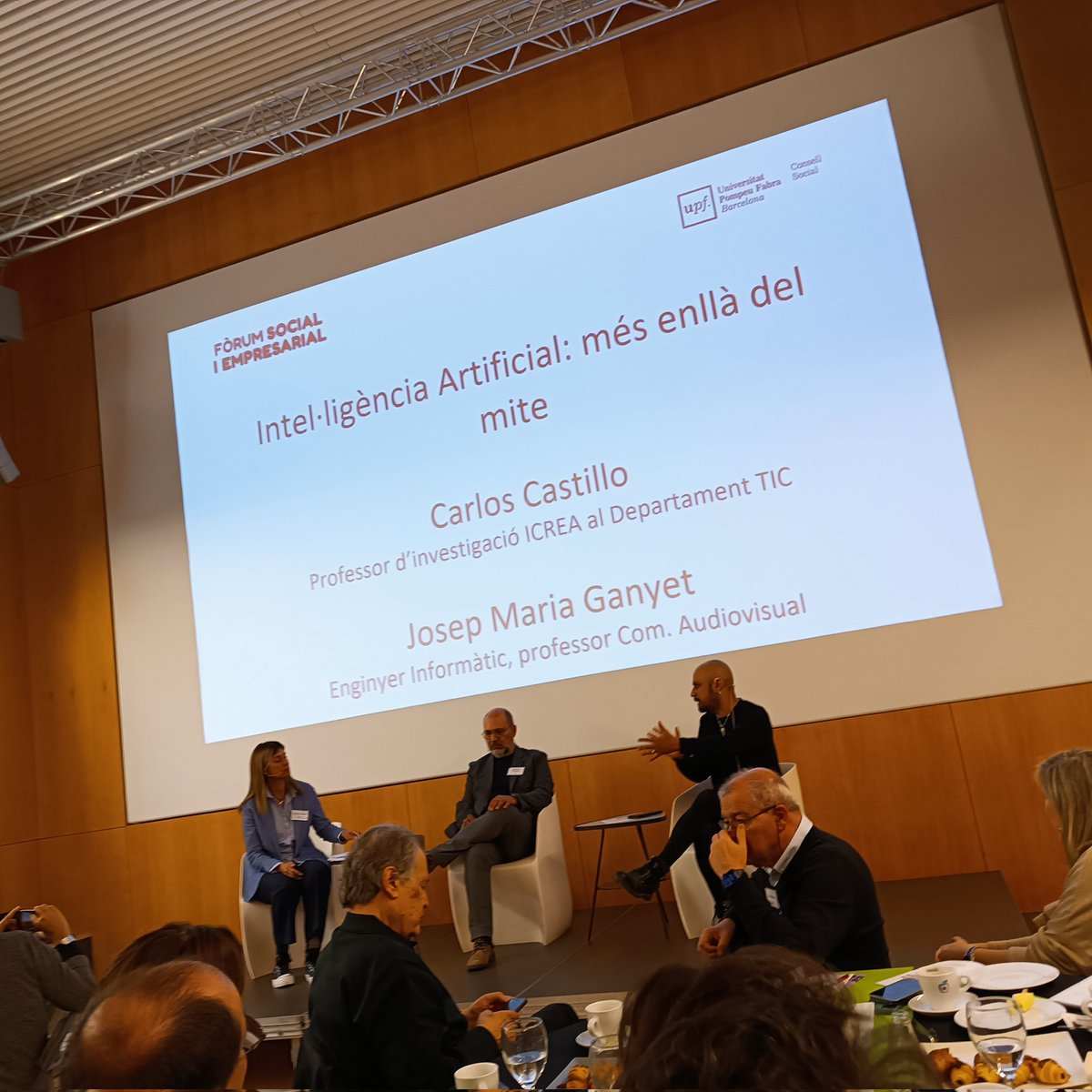 StorydataBcn's tweet photo. Hem esmorzat amb el Forum Social i Empresarial on hem après més sobre els biaixos de discriminació dels algorismes de selecció de personal amb @ChaToX, i que hem d'experimentar i equivocar-nos amb la IA amb @ganyet (learning by doing)
Gràcies @alumniUPF #nodeUPF https://t.co/5nbHZ0f5PD
