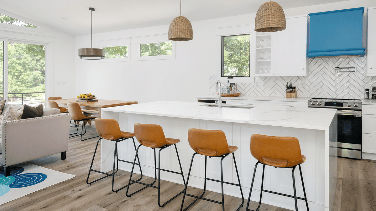 KettlerDesign's tweet image. Fresh as a boat ride on a crisp, clear day. 📸 by Shutter Avenue ☀️ Touchstone Fine Cabinetry ☀️ @msisurfaces quartz countertop ☀️fabricated by Marble &amp;amp; Stone Shop ☀️ Harkey Tile &amp;amp; Stone
#lakelife #loveyourkitchen #karenkettlerdesign