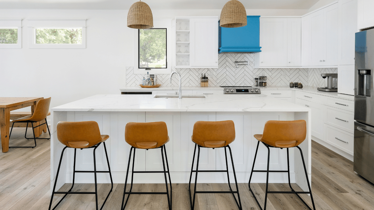 KettlerDesign's tweet image. Fresh as a boat ride on a crisp, clear day. 📸 by Shutter Avenue ☀️ Touchstone Fine Cabinetry ☀️ @msisurfaces quartz countertop ☀️fabricated by Marble &amp;amp; Stone Shop ☀️ Harkey Tile &amp;amp; Stone
#lakelife #loveyourkitchen #karenkettlerdesign