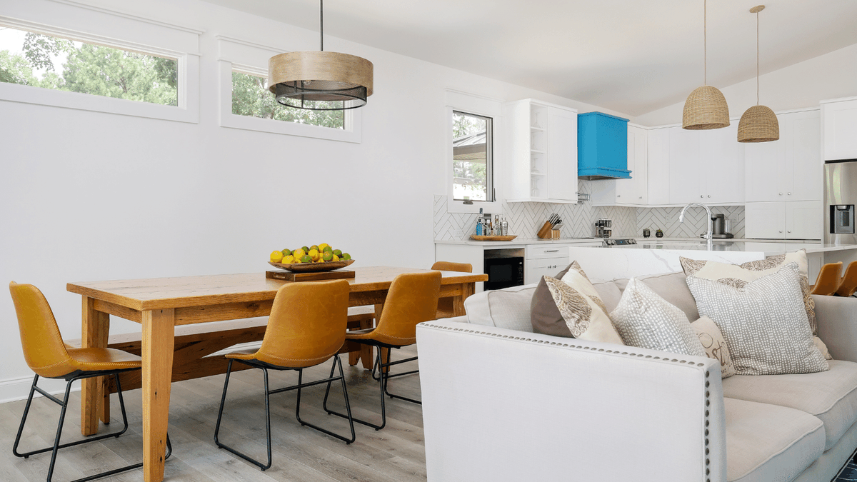 KettlerDesign's tweet image. Fresh as a boat ride on a crisp, clear day. 📸 by Shutter Avenue ☀️ Touchstone Fine Cabinetry ☀️ @msisurfaces quartz countertop ☀️fabricated by Marble &amp;amp; Stone Shop ☀️ Harkey Tile &amp;amp; Stone
#lakelife #loveyourkitchen #karenkettlerdesign