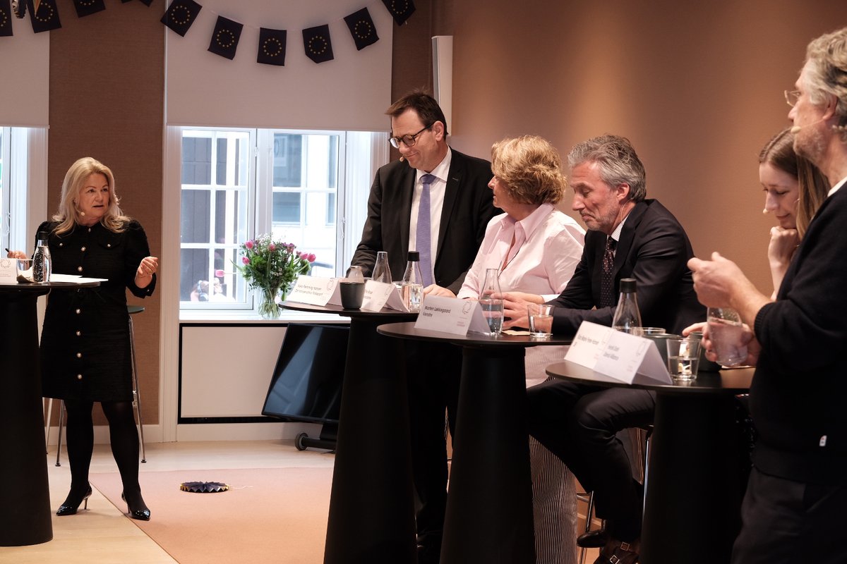 Finans Danmark (@finansdanmark) on Twitter photo EP-valgdebat i samarbejde med <a href="/EuropaBev/">Europabevægelsen</a> 🇪🇺📌 <a href="/Sinne_Conan/">Sinne Conan</a> styrede ordet 🎙️ i tre runder om forsvar, bæredygtighed og konkurrenceevne med fem 🇩🇰 spidskandidater - Tak til <a href="/Kira_MPH/">Kira M. Peter-Hansen</a>, <a href="/BosseStine/">Stine Bosse / Christine</a>, <a href="/SociologenHD/">Henrik Dahl</a>, <a href="/NielsFlemming01/">Niels Flemming Hansen</a> & <a href="/Loekkegaard_MEP/">Morten Løkkegaard</a> for god debat 👍 #eudk EP-valgdebat i samarbejde med <a href="/EuropaBev/">Europabevægelsen</a> 🇪🇺📌 <a href="/Sinne_Conan/">Sinne Conan</a> styrede ordet 🎙️ i tre runder om forsvar, bæredygtighed og konkurrenceevne med fem 🇩🇰 spidskandidater - Tak til <a href="/Kira_MPH/">Kira M. Peter-Hansen</a>, <a href="/BosseStine/">Stine Bosse / Christine</a>, <a href="/SociologenHD/">Henrik Dahl</a>, <a href="/NielsFlemming01/">Niels Flemming Hansen</a> & <a href="/Loekkegaard_MEP/">Morten Løkkegaard</a> for god debat 👍 #eudk