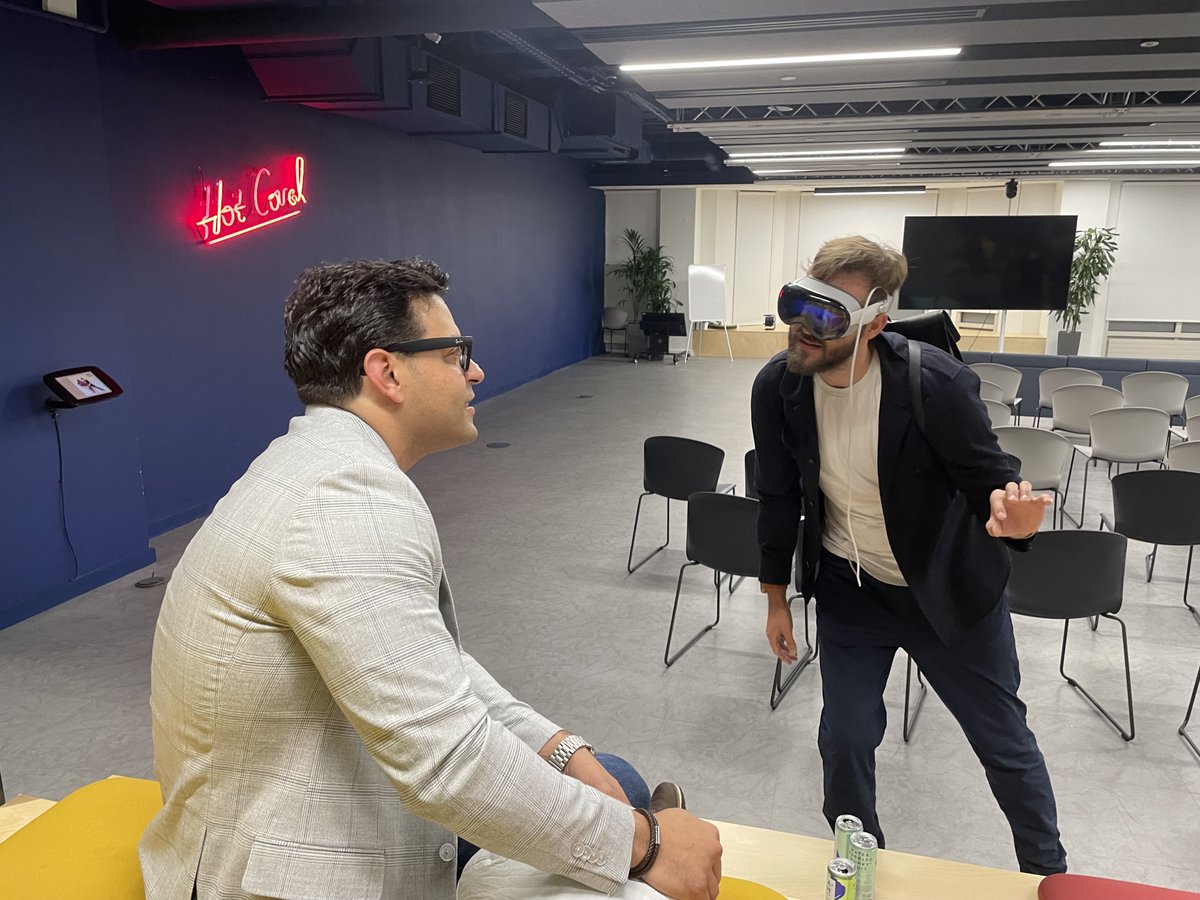 صور من المحاضرة اللي قدمتها في لندن الاسبوع اللي فات وكنت بتكلم فيها عن نضارة ابل الجديدة وكمان فرص الشغل عليها في المستقبل وبالذات مع التطور الرهيب ل Ai.
اجمد حاجه والناس بتجرب النضارة لأول مره...فرق رهيب في الجوده بينها وبين اي نضاره تانيه واكيد فرق السعر برده