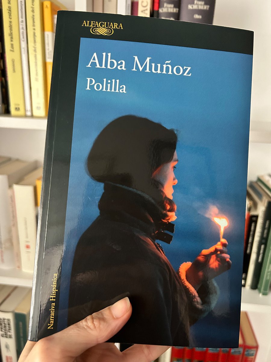 Es un poco reportaje de investigación, un poco biografía, pero sobre todo, es un libro en el que la autora se arranca la piel y nos enseña sus miserias y sus miedos. Es muy valiente la Polilla de Alba Muñoz.