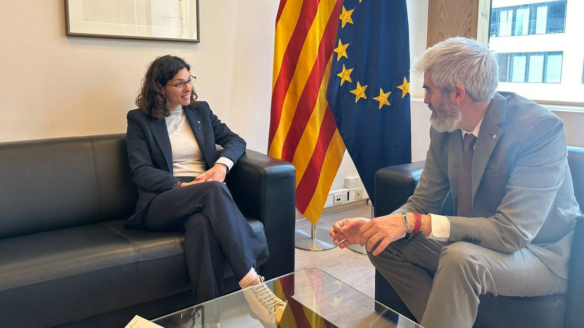 🤝 Representative Ignasi Centelles and @Liliana_ArroyoM, Director General for Digital Society of the @catalangov, met in Brussels on the occasion of the event 'Navigating Digital Citizenship' held today at the Espai Catalunya Europa.