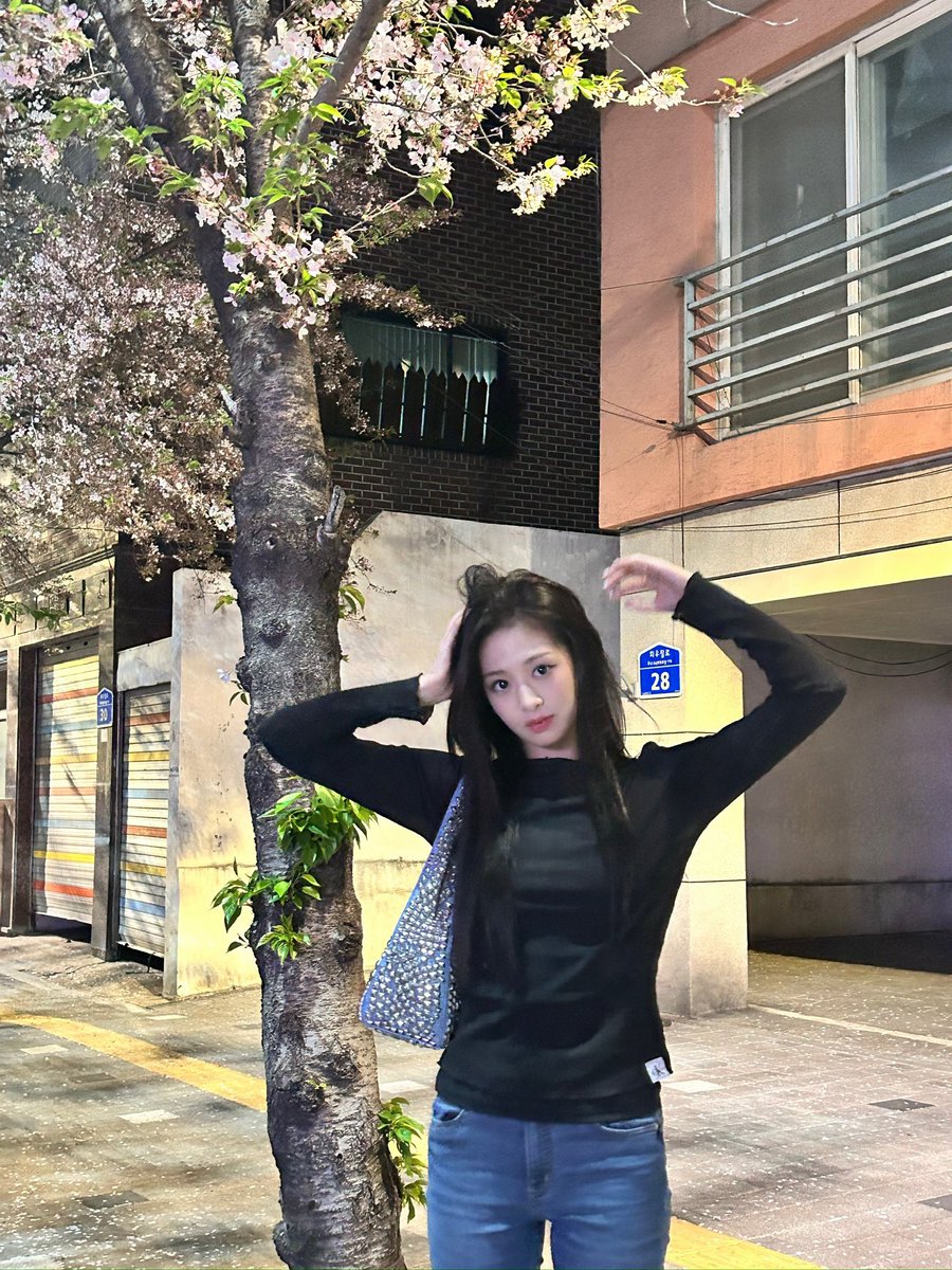 picbaemon's tweet photo. AHYEON WEVERSE UPDATE https://t.co/Q5wsGQkuUe