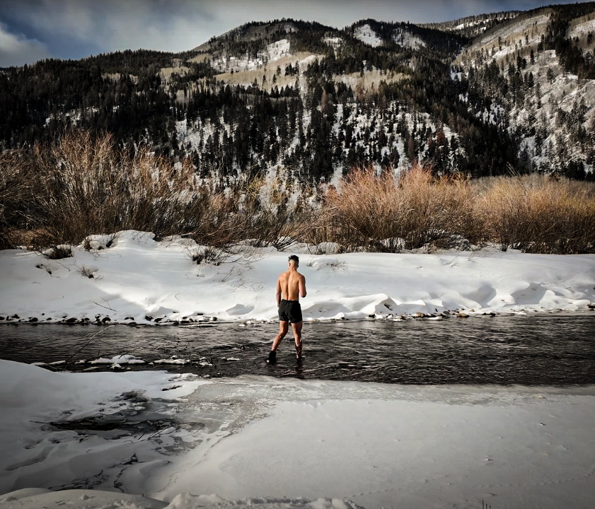 I challenged myself to cold plunge every morning for 100 straight days. - Three different continents - Several frozen rivers and lakes - Dozens of hotel bathtubs - One icy shower at 40,000 feet 10 lessons learned from 100 days in the cold: (a video thread)