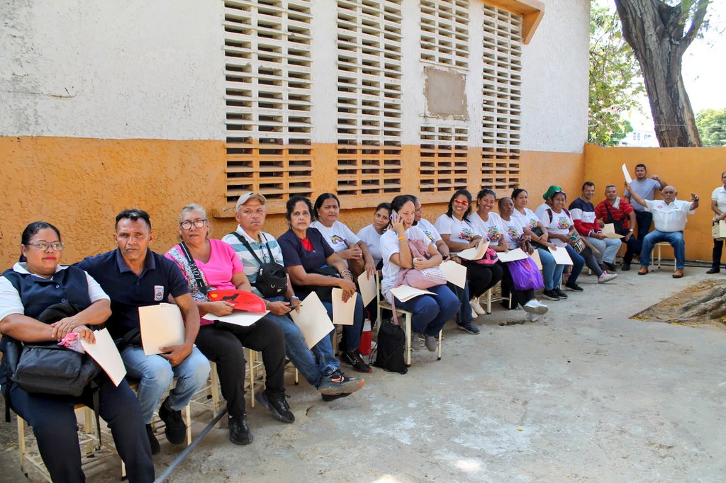 ¡Por amor a mis maestros/as zulianos! Gracias al 1x10 del Buen Gobierno del pdte. @NicolasMaduro llevamos una jornada a docentes y beneficiarios de la E.B.N. Coquivacoa, en el mcpio Maracaibo. Más de 1 898 pacientes atendidos con nuestro @ipasme_mcbo. #VenezuelaSeRespetaYPunto