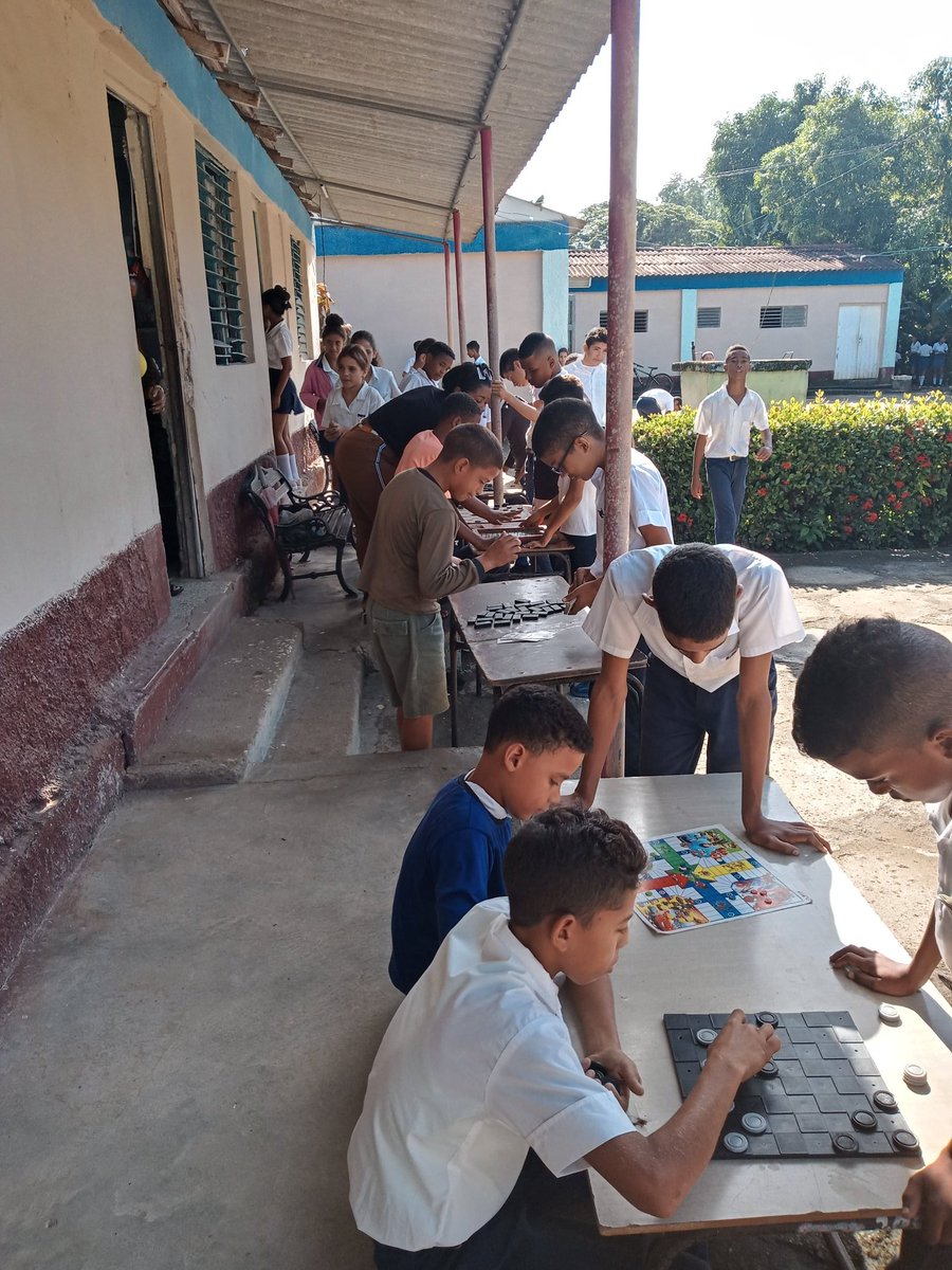 JorgeMolin58659's tweet photo. Hoy nuestra IE: Camilo Cienfuegos Gorriarán/ haciendo una combinación de la agricultura urbana Recreación Fisica#CubaMined@SomosContinuidad#PorCubaElCorazón#Girón Victorioso/ Sembrando Conciencia en la futura y nueva generación de cubano. https://t.co/VbkUi6ZrRs