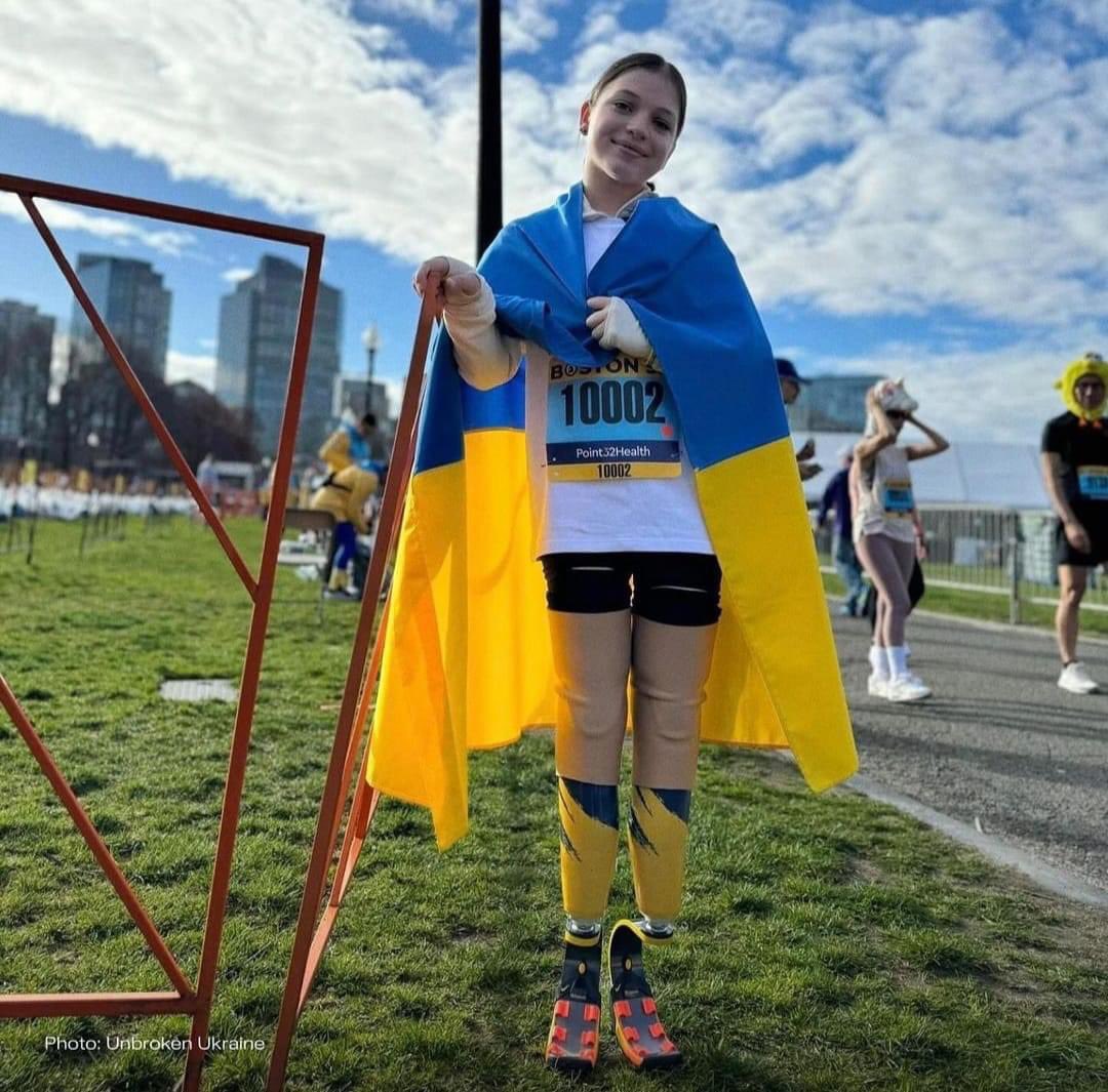 Yana Stepanenko ha 12 anni ed ha recentemente corso nella maratona di Boston con le protesi. Yana ha perso entrambe le gambe nell'attacco alla stazione di Kramatorsk di 2 anni fa, che qualcuno ha cercato di spacciare per un errore della difesa ucraina, salvo poi essere smentito.