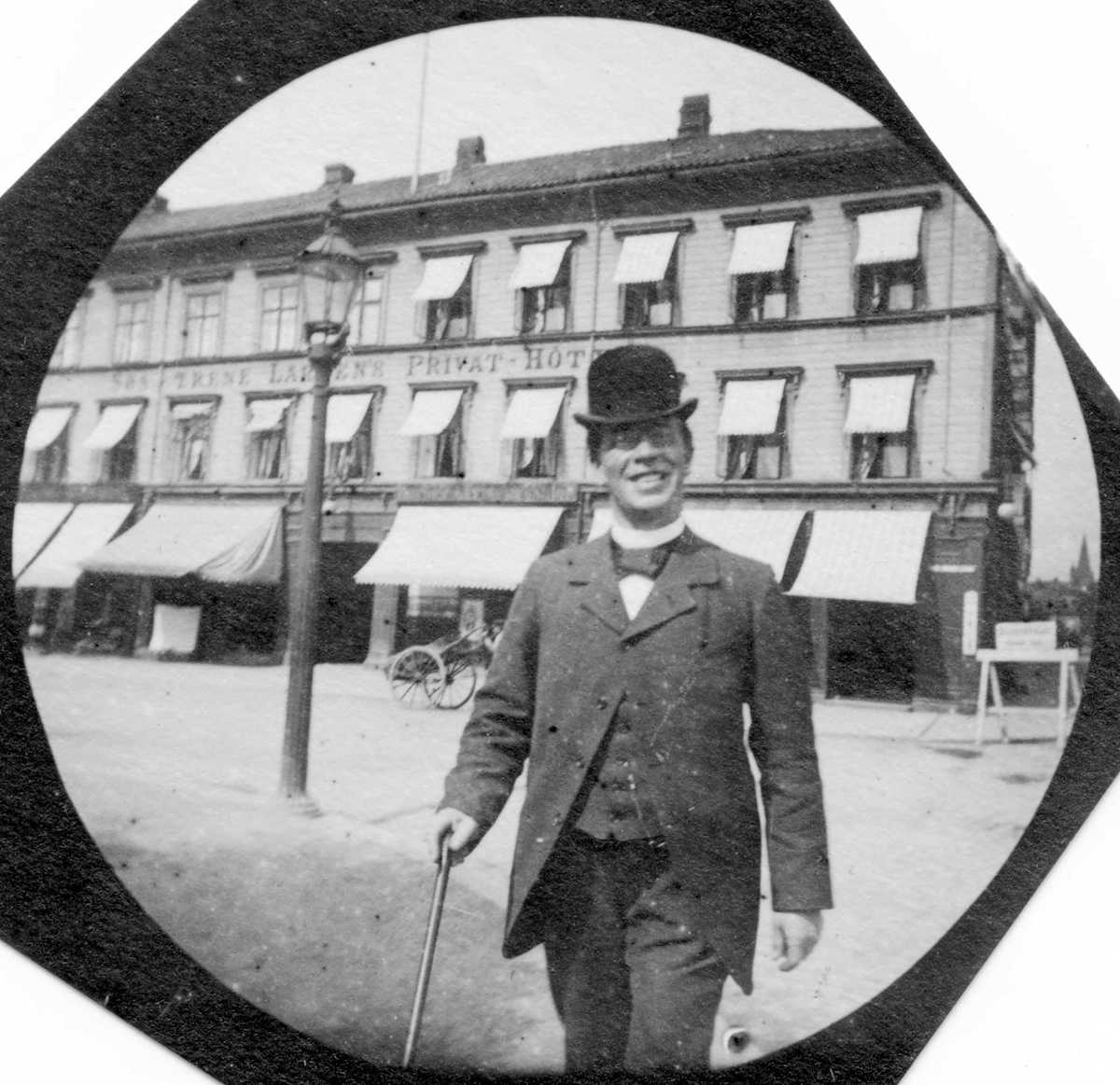 Being a Norwegian student at the start of his stealth pastime, Størmer left us with a wealth of casual Norwegian street life photography in the 1890s. All taken with a concealed Vest Camera of Gray and Stirn from 1886. Sourced through Jessica Stewart | My Modern Met.
