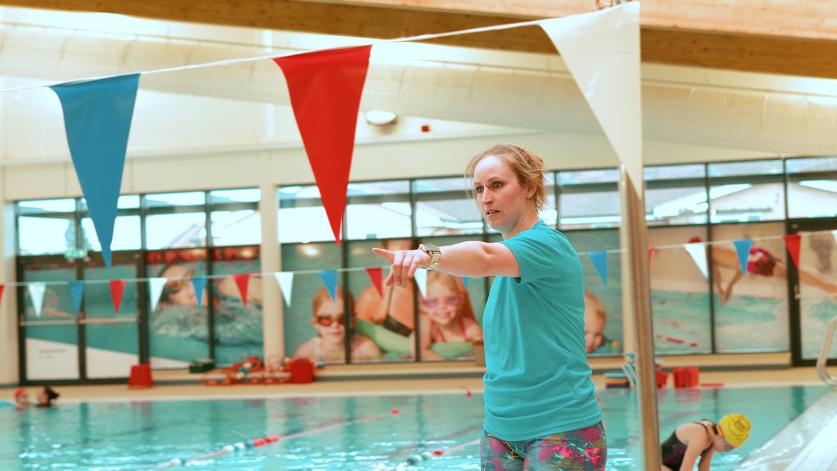 Banbury-based Kim Lapington started swim teaching back in 2007 
Read more about Kim's #LoveSwimming story, with her impact on her community extending beyond the pool through her role in the in the Fire and Rescue service ⬇️ bit.ly/3U90KVP