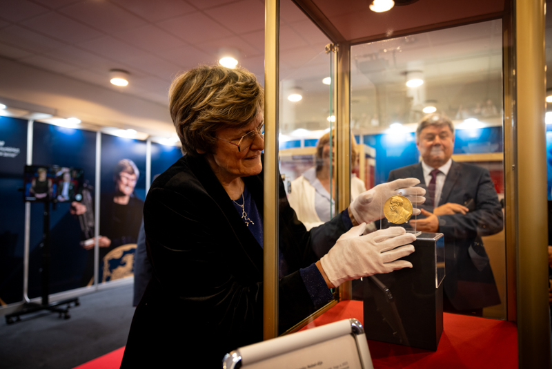 Uni_Szeged's tweet photo. Katalin Karikó's Nobel Prize in one of the central halls of the University of Szeged 🤩
https://t.co/dlV1d5ipoy
#KatalinKarikó #Exhibition #UniversityofSzeged #Klebelsberglibrary #NobelPrize #SZTE #StudyinSzeged #SZTEinternational https://t.co/x4Rx6tqmSs