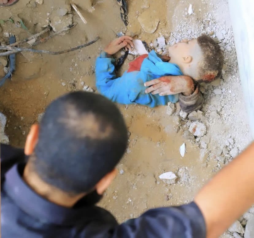 هُنا عِناق لا تبدو منه إلا ذراع هنا حضن تحت التراي كان يحتمي بأخيه🥺💔
#غزه_تقاوم 

#أبو_إبراهيم