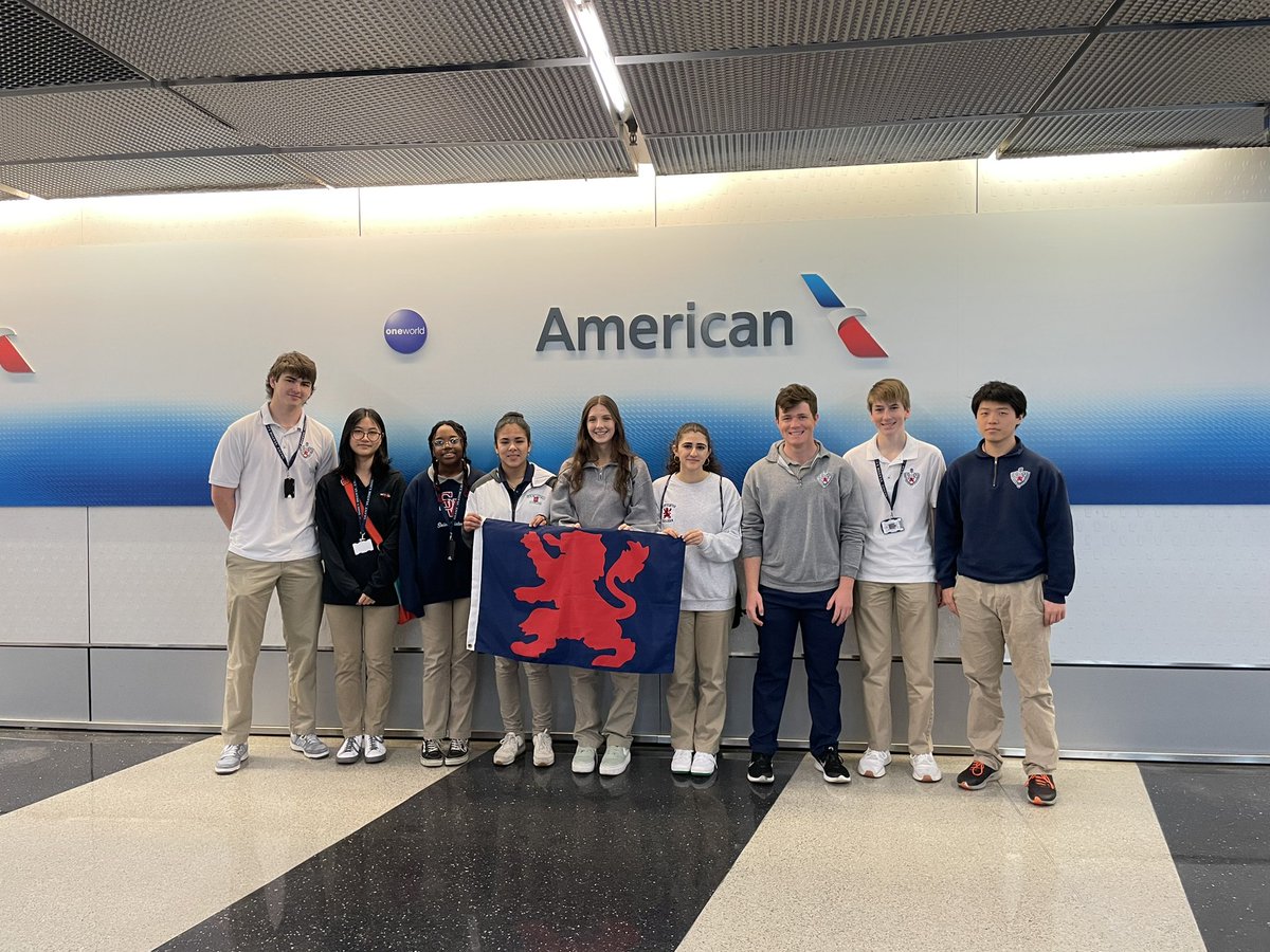 ViatorSTEM's tweet photo. Ready for our terminal tour @AmericanAir #ViatorSTEM https://t.co/MCItswlfuq