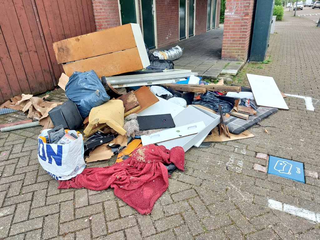Beverwaard_Nu's tweet photo. Als je de wijk in komt lopen na een lange werkdag, en dan dit moeten tegenkomen, elke dag weer. Stop die Grofvuil pilot in Beverwaard @vincentkar. Het is welletjes geweest! Het lijkt hier wel de AVR. https://t.co/eeaoYlWir2