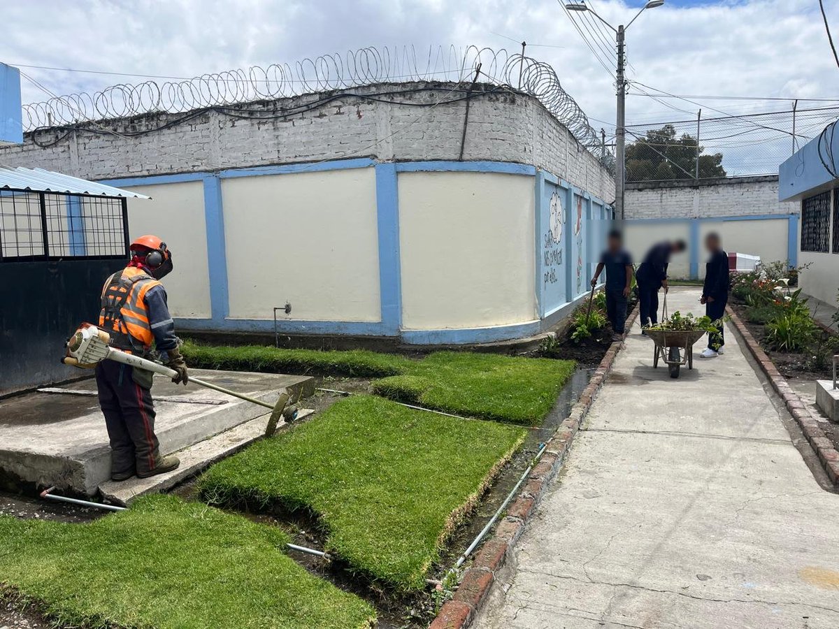 #SNAI | #CAIRiobamba

#Zona3 | Coordinador del #CAIRiobamba, gestionó con el @MuniRiobamba el arreglo de jardines y espacios verdes, con el fin de tener un ambiente de armonía para el cumplimiento de las medidas socioeducativas de los adolescentes.