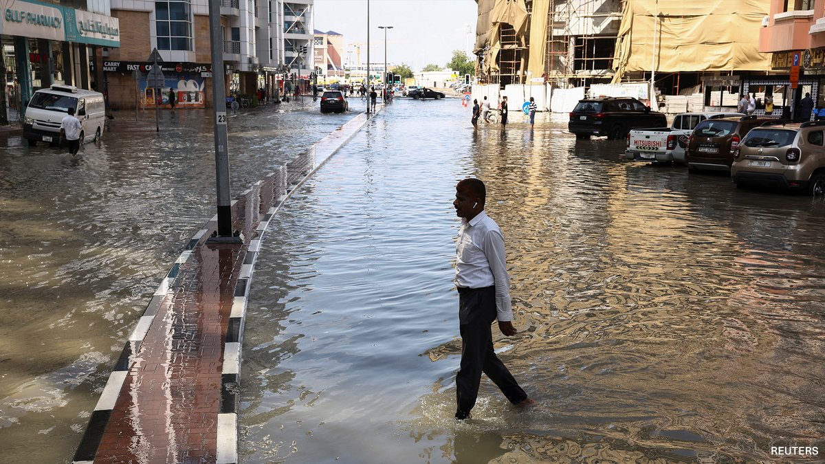 📷: Cars are stranded in flood water caused by heavy rains, in Dubai, United Arab Emirates. voanews.com/a/storm-dumps-…