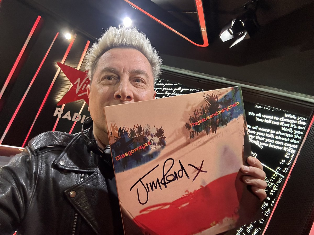 Jim came to visit us today at @VirginRadioIT what an emotion! Oggi a #Revolver in diretta e’ passato #Jimreid dei #Jesusandmarychain e stasera imperdibile il concerto all’@AlcatrazMilano #Live #legend #scottish #newwave #alternative #postpunk #onair 🖤♠️🎸🎼♣️