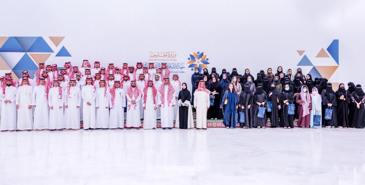 KSAPSAIDS's tweet photo. استضافت إدارة برامج اللغات بالمعهد المجموعة الثانية من وفد طلاب كلية اللغات و علومها من جامعة الملك سعود، وقدم لهم سعادة المشرف على إدارة برامج اللغات أ. احمد التريمي تعريفا عن نشأة وتطور المعهد وشرحا عن أنشطة وبرامج المعهد المتعددة https://t.co/NNGBMdGqgM