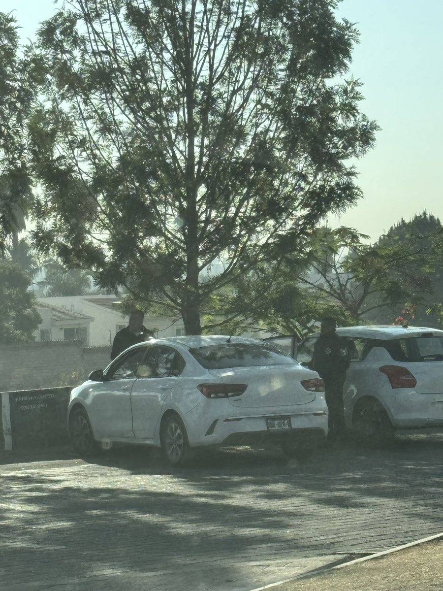 cggc0305's tweet photo. Y así como no tener tráfico intenso en @lomasdeangelopolis @TraficoPuebla #traficoatlixcayotl ???los polis nomás estorbando en lugar de ponerse a hacer su trabajo y así DIARIO por las mañanas @carlosmartinh @JCarlos_Valerio @laredcincoradio mejor que se queden en su oficina https://t.co/wu8IjeI60U